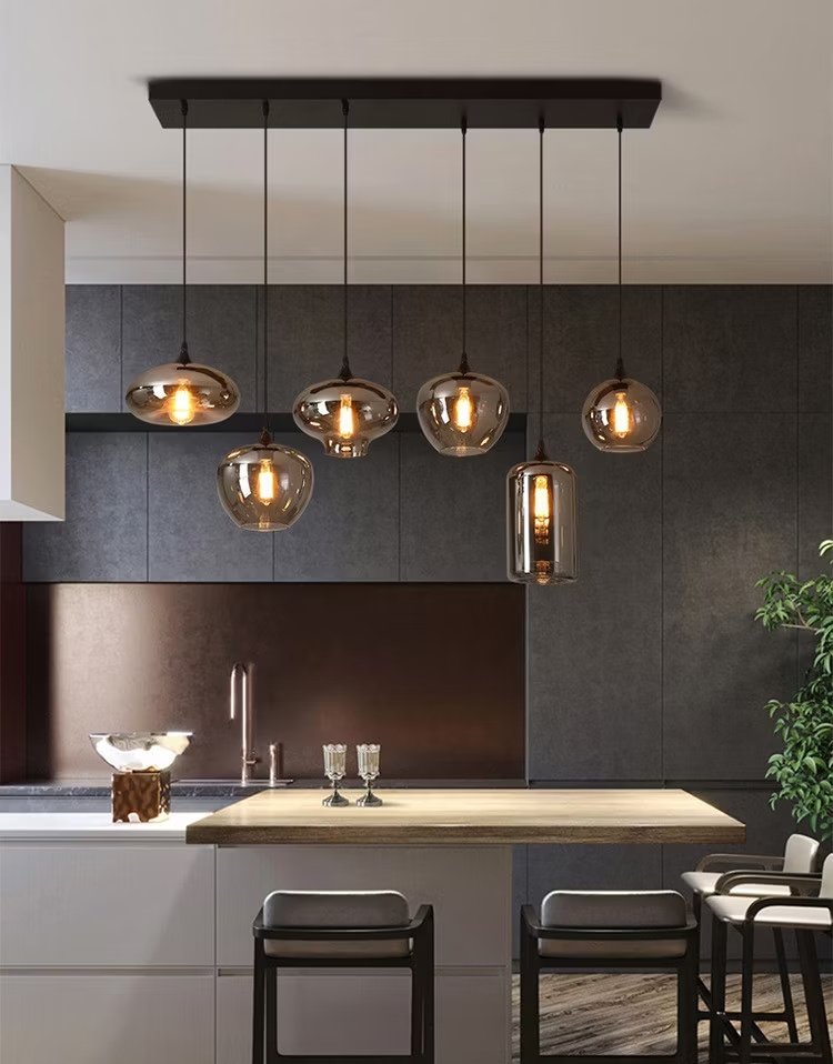 Luminárias pendentes em cozinha moderna